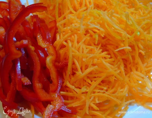 Перец нарезаем соломкой, а морковь натираем, лучше всего на терке для корейской моркови.