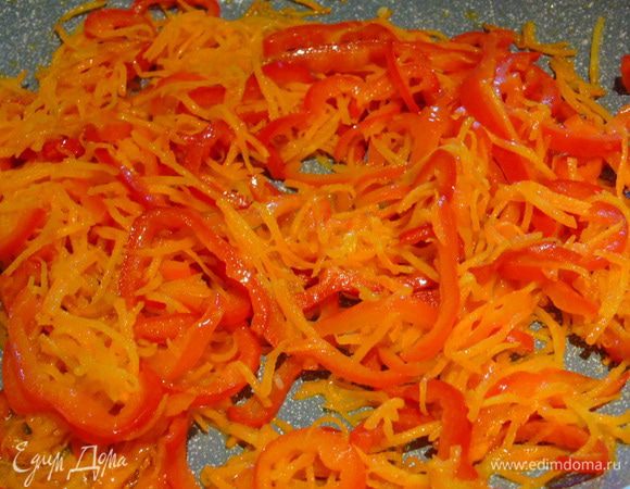 Перец и морковь также обжариваем на растительном масле.