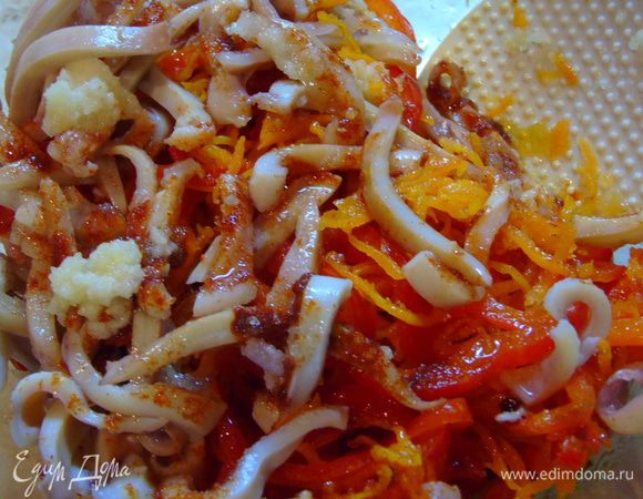 Смешиваем кальмары, лук, овощи, добавляем приправы, чеснок пропущенный через пресс, сахар, уксус, соевый соус. Все хорошо перемешиваем.