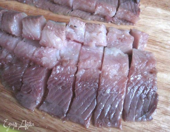 Филе порезать на кусочки.
