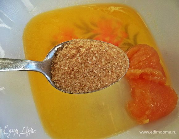 Всыпать сахар и ваниль.