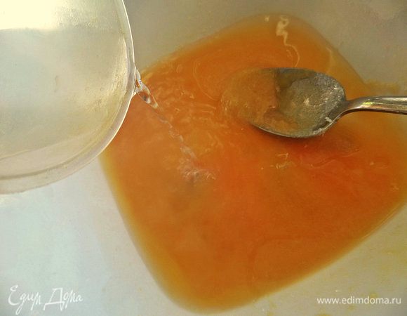 Влить тёплую воду, растереть всё.