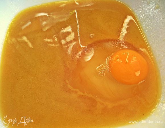 Теперь вбиваем яйцо, перемешиваем. 