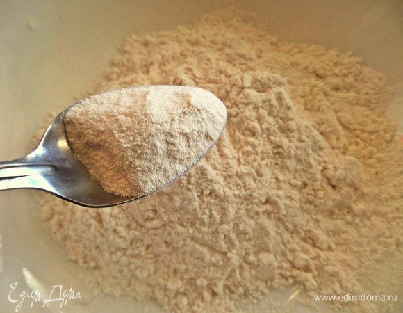В просеянную муку всыпаем разрыхлитель.