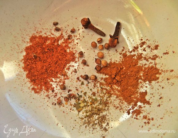Насыпаем специи в ступку, какие нравятся. 
