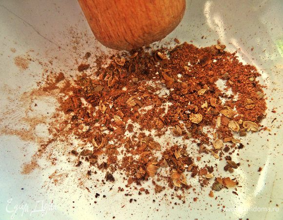 Растереть их пестиком в порошок. 