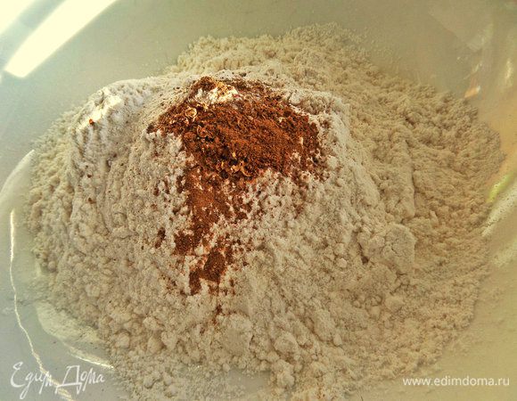  Перемешиваем муку с пряностями.