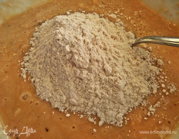Всыпаем муку в жидкую основу по частям.