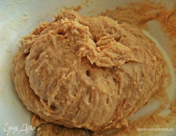 Вот тут тесто требует ещё муки, добавим.