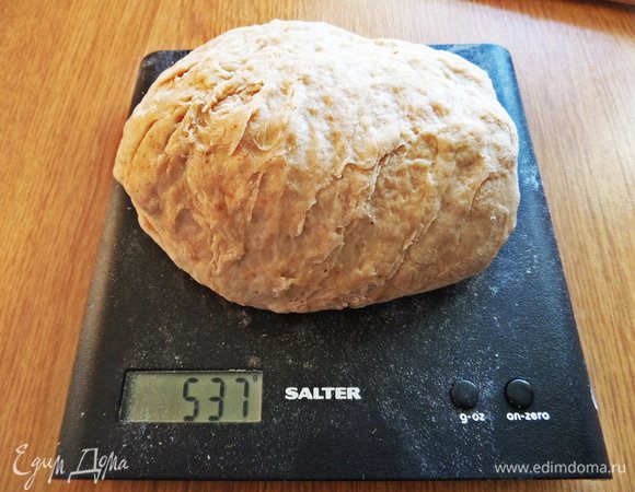 А вот уже сформировавшийся колобок. Его можно закрутить в плёнку и держать в холодильнике до Рождества,например.