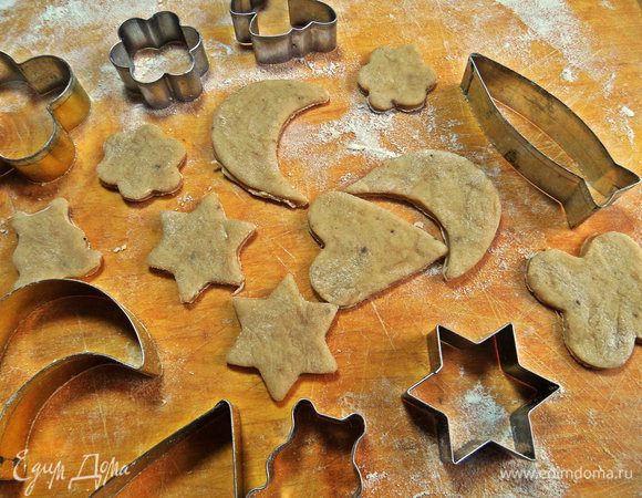 Печенье я готовила из половины теста, вторая лежит в холодильнике, ждёт своего часа! Достаём все формочки.