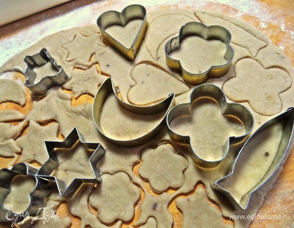 Раскатываем тесто в тонкий пласт и вырезаем вместе с детьми.