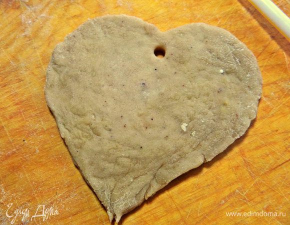 Ещё в Рождество дарят близким вот такие сердца. Вырезаем ножом из теста и проделываем соломинкой дырочку для ленточки.
