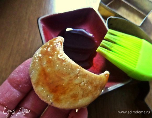 Глазурь решила не делать,а покрыть печенье опять кофейным сиропом, он и по цвету подходит!