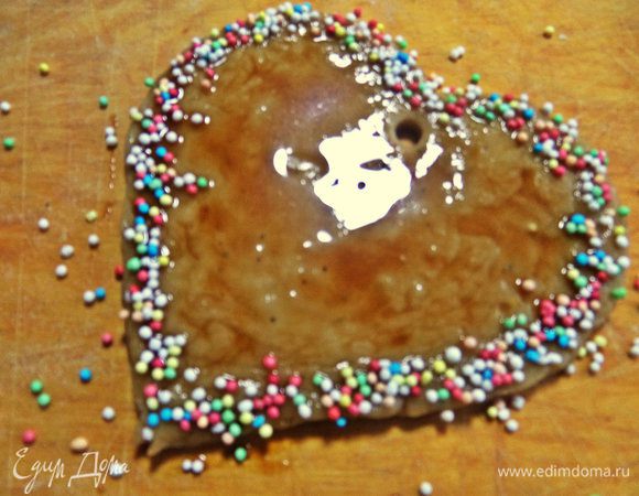 Сердечко тоже покрываем и украшаем цветным сахаром.