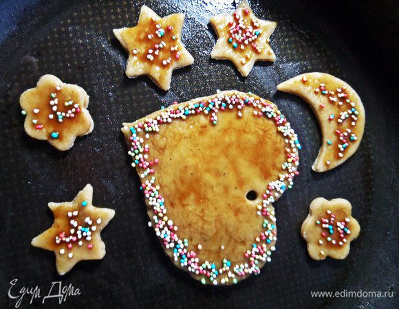 Переносим печенье в смазанную форму.