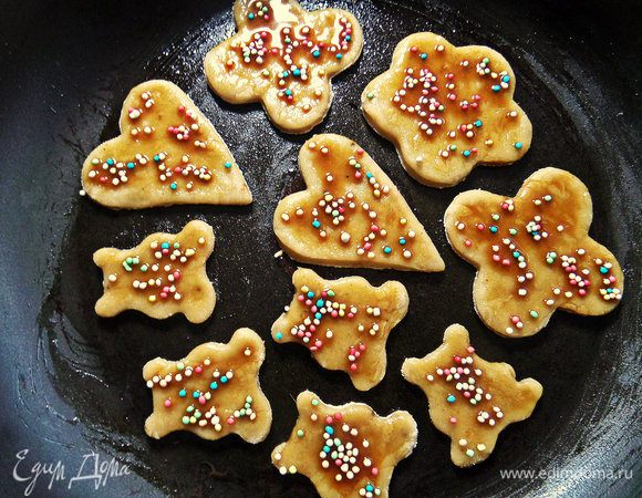 Выпекаем партиями 10 минут при 180°С.