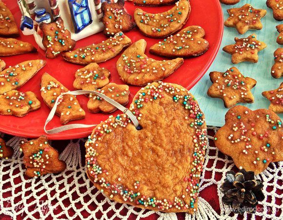 В готовое остывшее сердечко вдеваем ленточку и можно повесить на ёлку.