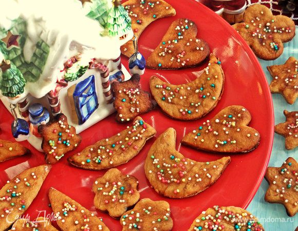 Раскладываем печенье на красивом блюде и украшаем им стол.