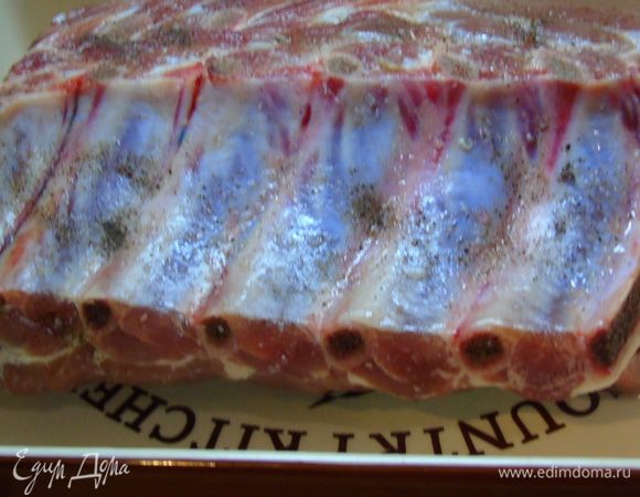 Мясо, как я уже писала выше берем отбивную на кости, так она остается сочной,  натираем солью и перцем по вкусу и оставляем на некоторое время мариноваться.