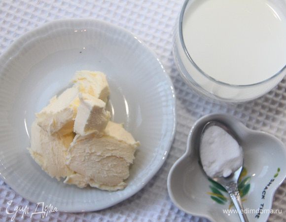 Добавить 1 ч. л. соды, 4 ст. л. размягчённого сливочного масла, 1/3 стакана тёплого молока.