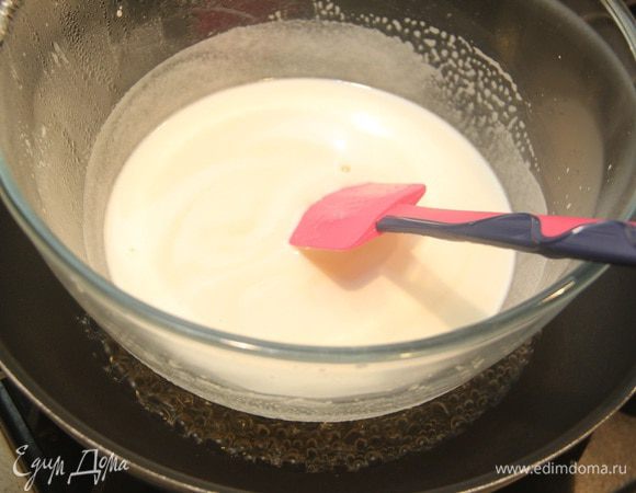 Поставить смесь на водяную баню на 10 минут. Прогревая, помешивать.