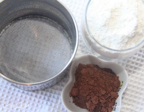 Отмерить 2 стакана муки и 2 ст. л. какао-порошка (самого лучшего).