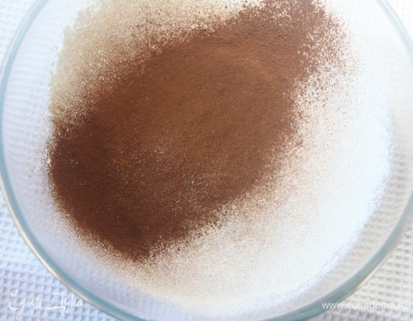 Просеять муку и какао-порошок через сито.