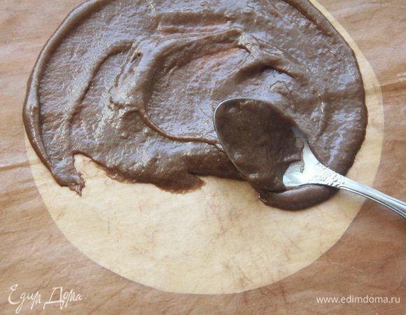 На антипригарный коврик выложить порцию теста (примерно 2 ст. л.), распределить тесто в виде круглого коржа. Очень удобно подложить под коврик круг из бумаги (у меня круг диаметром 20 см) — так тесто получится выложить ровно, нужного размера. На мой взгляд, этот шаг самый трудоёмкий из всего процесса приготовления. Тесто вязкое, липкое, так и норовит остаться на ложке. Но я уверена, вы справитесь, и результат вас порадует!