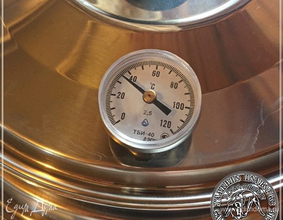 Первым делом молоко надо нагреть. Температура идеальная от 32 до 35 градусов. Выше не надо. 