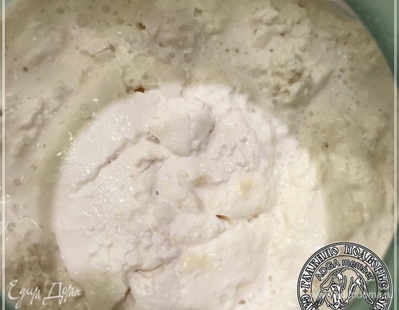 А дальше сливкам надо созреть. Сутки они у нас стоят в тепле, при комнатной температуре, но на подоконнике. Потом 2-3 дня в холодильнике. Сливки загустевают. Практически превращаются в сметану.