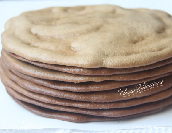 Выпекать коржи при температуре 180°С до готовности (примерно 5-7 минут, ориентируйтесь по своей духовке!). Коржи остаются такого же размера, как вы их "рисовали" — не съёживаются, не растекаются, становятся чуточку пышными, поэтому обрезать их нет необходимости.
Получилось 8 коржей. Дать коржам полностью остыть.
