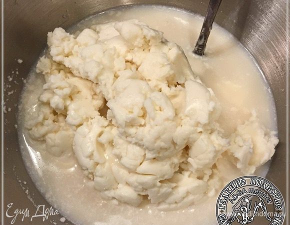 Когда сливки начнут подниматься, превращаться в такую воздушную массу сбитых сливок, надо добавить в маслобойку лед. У нас сливок было мало. Поэтому, когда сливки уплотнились до состояния «мягкое масло», ножи маслобойки перестали масло сбивать, что называется. Переложили в миксер — тестомеситель. И на большой скорости добили.