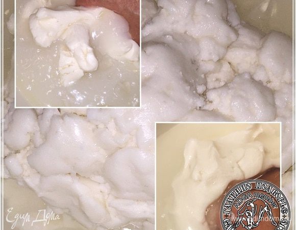 Промывая, масло обязательно переминается. Как при стирке, практически. На фабрике это происходило на досках сродни стиральным. В постоянном потоке холодной воды. Ну а я просто переминаю, в этой самой воде со льдом. Выжимаю пахту из массы.