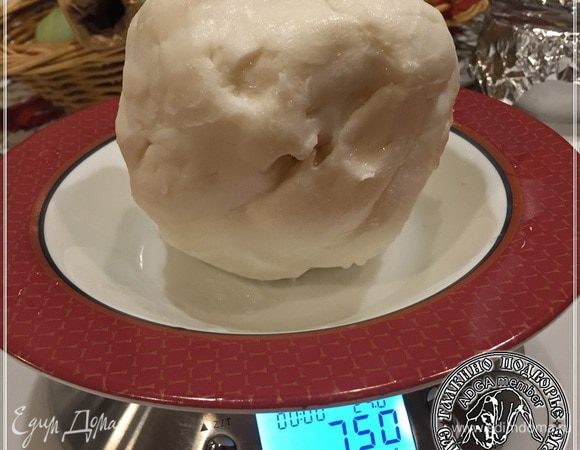 Вот такое оно получилось — козье масло. Или масло из козьего молока. Как правильно? Кто ж разберет. Выход получился — 750 граммов. Это из 14 литров молока.