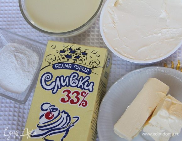 Пока коржи остывают, приготовить крем. Понадобятся: 250 г баночка маскарпоне, 100 г сливочного масла, 200 мл сгущённого молока с сахаром, 2 ст. л. сахарной пудры и 3/4 стакана 33% сливок. Я всегда использую сливки "Белый город", можете в других моих рецептах посмотреть, в пошаговых фото видно:
http://www.edimdoma.ru/retsepty/74087-slivochnoe-pirozhnoe-s-vishney
http://www.edimdoma.ru/retsepty/71325-tort-kashtanovyy-tryufel

