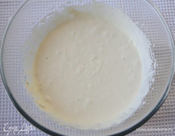 Соединить масло, сгущёнку и сыр, отдельно взбить сливки с сахарной пудрой (можно добавить пару капель лимонного сока), соединить обе смеси, взбить в пышный крем. Поставить крем в холодильник минимум на 1 час.