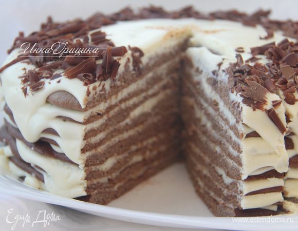 Дать торту настояться в холодильнике в течение 8-10 часов.
Торт очень нежный, шоколадные коржи со сливочным кремом со вкусом подтаявшего пломбира.