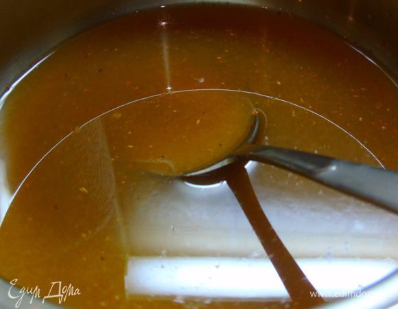 Добавляем все приправы: соевый соус, уксус, вустерширский соус (можно заменить кусочками  перца чили) соль, мед, пропущенный через пресс чеснок,  ставим на огонь и выпариваем на половину.