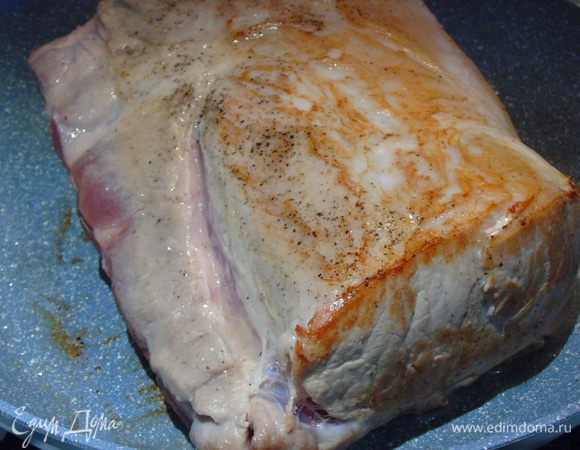 Мясо обжариваем на чайной ложке растительного масла со всех сторон, начиная с боков, так мы мясо запечатаем и оно при запекании останется сочным