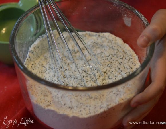 Смешать сухие ингредиенты для теста как мука, разрыхлитель, сухой мак. 