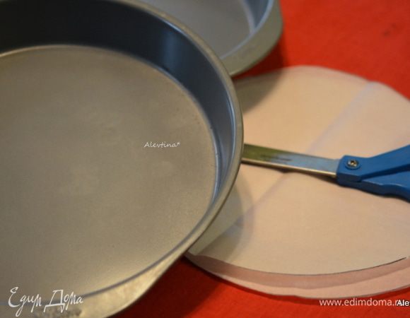 Две формы одного размера как 22-23 см, вырежем круги из бумаги для выпечки, смажем дно формы, выложить круги и вновь смазать маслом дно.
Разогреть духовку до 180°С.