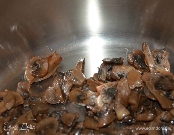Нарезаем свежие шампиньоны кольцами или полукольцами, обжариваем их, как и каждый последующий ингредиент, на небольшом количестве рафинированного подсолнечного масла. Складываем в кастрюлю.