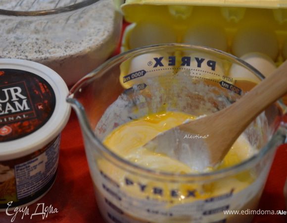 Смешать отдельно сметану, добавлять по одному яйцу за раз, перемешивать после каждого раза.