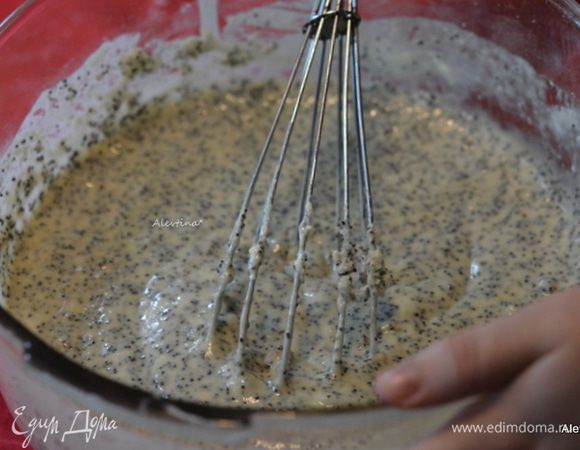 Смешать сухие ингредиенты со сметанной смесью. Добавить молотые орехи, перемешать.