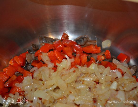 На отдельной сковороде обжариваем болгарский перец, порезанный кубиками. Перец используем сладких сортов, вместо двух красных можно взять один оранжевый. На другой сковородке обжариваем лук, порезанный кубиками. Все складываем в общую кастрюлю.