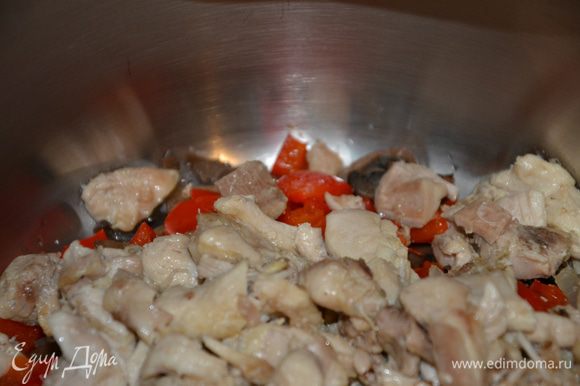 Отдельно жарим филе бедра (без кожи и костей), порезанного брусками по 2 см. Складываем к грибам и овощам.