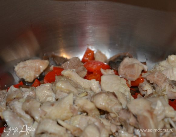 Отдельно жарим филе бедра (без кожи и костей), порезанного брусками по 2 см. Складываем к грибам и овощам.