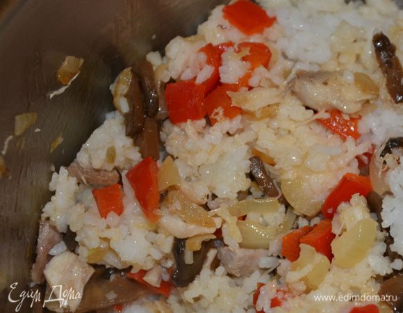 Рис промываем несколько раз, пока вода не станем белая, осторожно, не ломая руками крупу. Рис варим самый последним. Варим до 90% готовности и рассыпчатого состояния, честно говоря, в данном случае я не досмотрела и немного переварила его. Его тоже необходимо слегка обжарить (подсушить) на небольшом количестве масла 5-7 минут.