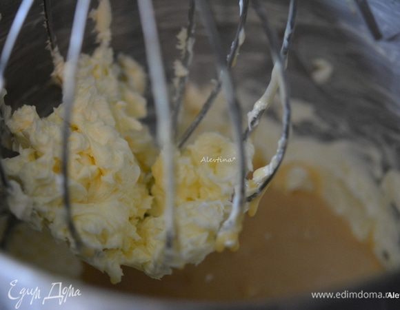 Приготовим крем. Взбить сливочное масло комнатной температуры примерно 3-5 минут в миксере. Добавить вареную готовую сгущенку. Перемешать на медленной скорости тщательно. Отставить в сторону.